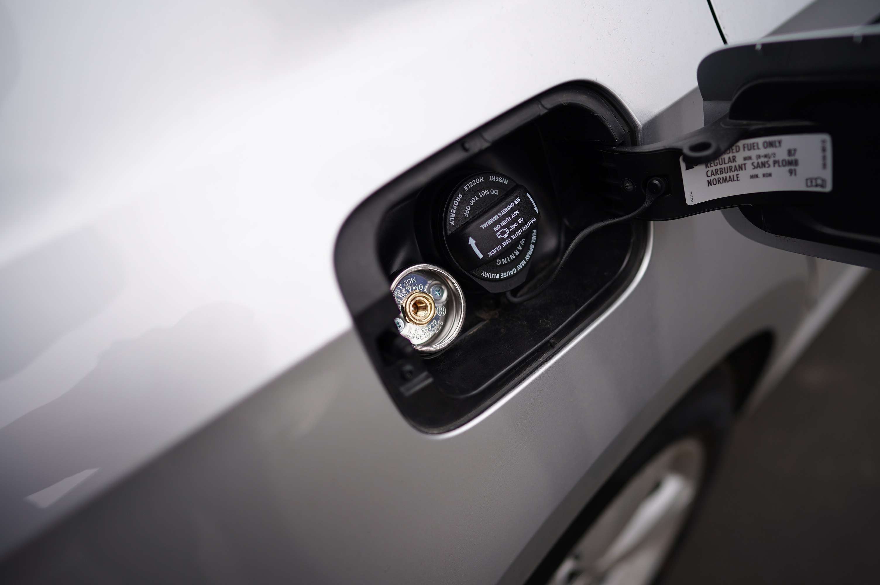W dzisiejszym świecie wielu właścicieli samochodów zwraca uwagę na alternatywne rodzaje paliwa, a jednym z najbardziej obiecujących wyborów jest gaz LPG. Ten wybór jest podyktowany szeregiem korzyści, które czynią tankowanie gazem atrakcyjnym.  Oszczędność Finansowa: Tankowanie samochodu gazem jest znacznie bardziej ekonomiczne niż benzyna. Koszt gazu zazwyczaj jest niższy, co pozwala właścicielom samochodów znacznie zredukować wydatki na paliwo i zwiększyć efektywność finansową.  Bezpieczeństwo: Gaz LPG uważany jest za bardziej bezpieczny rodzaj paliwa. Stacje benzynowe są wyposażone w nowoczesne systemy bezpieczeństwa, a zbiorniki paliwa w samochodach są zgodne z najwyższymi standardami. To zmniejsza ryzyko wypadków związanych z paliwem.  Ekologiczność: Tankowanie gazem przyczynia się do redukcji emisji szkodliwych substancji do atmosfery. Gaz uważany jest za bardziej czyste paliwo, co jest ważnym aspektem w warunkach współczesnej troski o środowisko. Wygodne Tankowanie: Proces tankowania gazem jest prosty i wygodny. Sieć stacji paliw gazowych ciągle się rozwija, zapewniając wygodny dostęp dla właścicieli samochodów gazowych. Zaawansowane Technologie: Wiele współczesnych samochodów obsługuje technologie, które pozwalają efektywnie wykorzystywać gaz w połączeniu z innymi rodzajami paliwa, co zapewnia dodatkowe możliwości oszczędzania. W rezultacie tankowanie samochodu gazem to nie tylko oszczędność pieniędzy, ale także odpowiedzialne podejście do środowiska. Ten wybór łączy w sobie korzyści z efektywnego wykorzystania zasobów i nowoczesnych technologii.   Rozważmy kilka dodatkowych aspektów.  Długość Podróży: Samochody zasilane gazem zazwyczaj mają dłuższy zasięg na jednym baku w porównaniu do swoich benzynowych odpowiedników. Jest to szczególnie wygodne podczas długich podróży i wycieczek.  Liczba Stacji Paliw Gazowych: Sieć stacji paliw oferujących gaz staje się coraz bardziej rozległa. Zapewnia to wygodę i dostępność gazu w różnych regionach.  Poprawione Cechy Samochodu: Samochody zaprojektowane do użytkowani