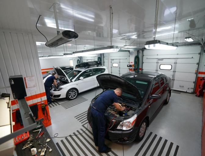 Чому при гальмуванні падають оберти і глохне авто на газу? Чому при гальмуванні падають оберти і глохне авто на газу?