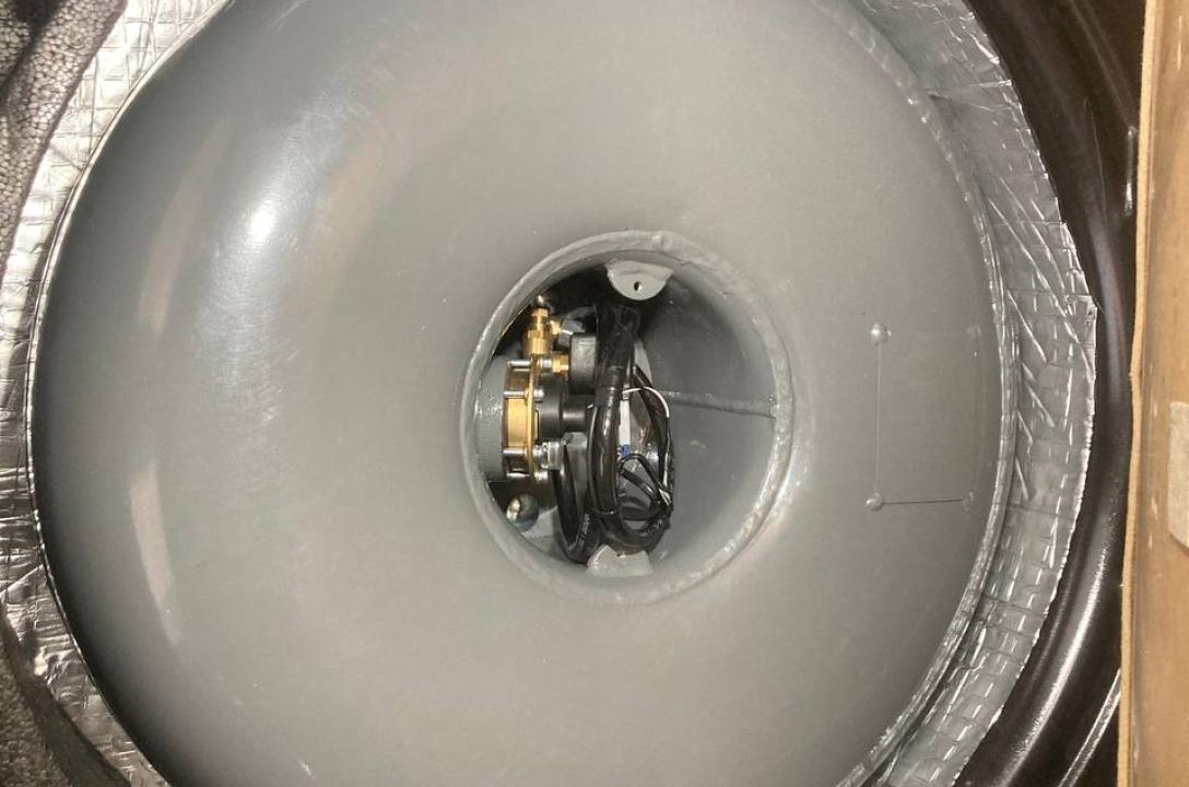 Газовий балон тут тороїдальної форми на 42л, встановлений в ніші запасного колеса.