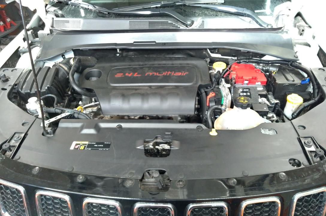 Загальний вигляд підкапотного простору Jeep Compass 2.4 2020 після встановлення ГБО.