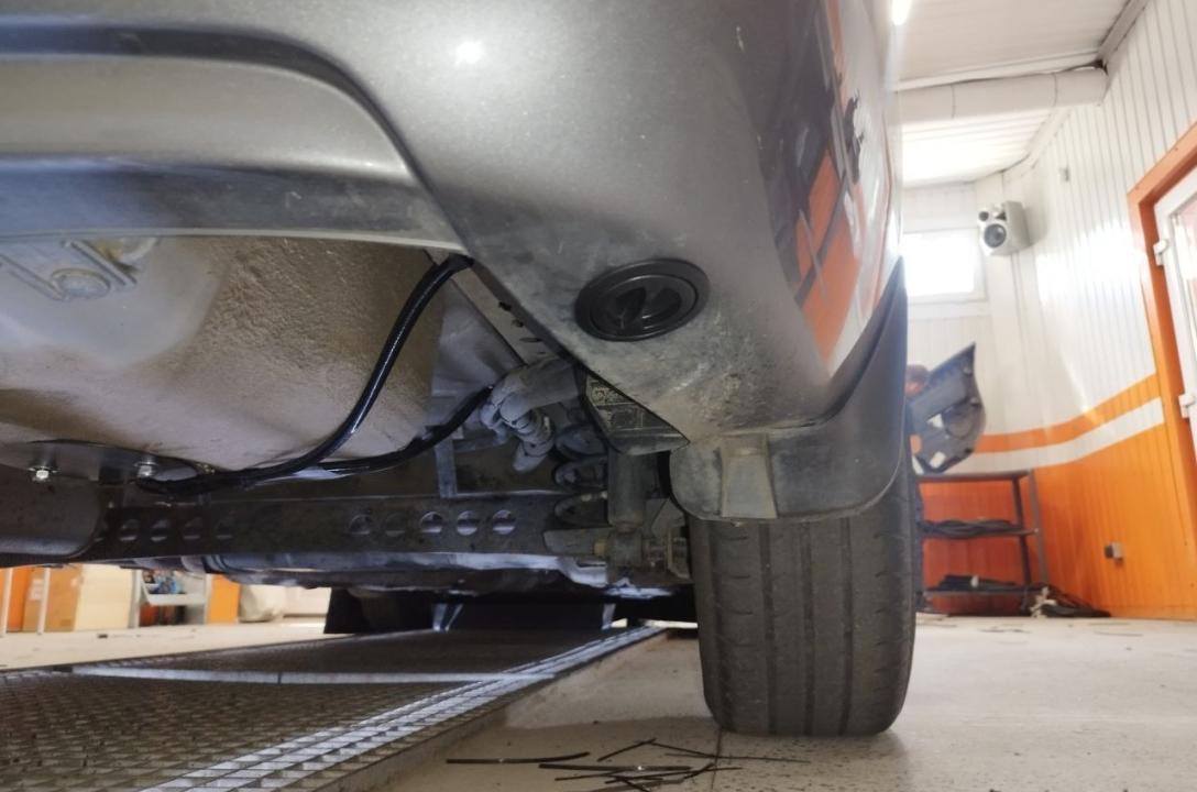 Заправочное устройство может быть размещено как в лючке бензобака, так и под бампером, либо может быть вмонтировано в полости бампера.