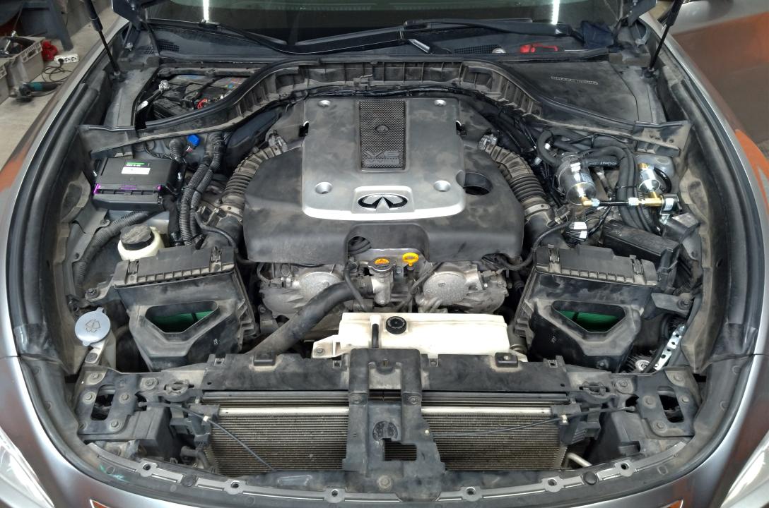 Общий вид подкапотного пространства Infiniti после установки ГБО.
