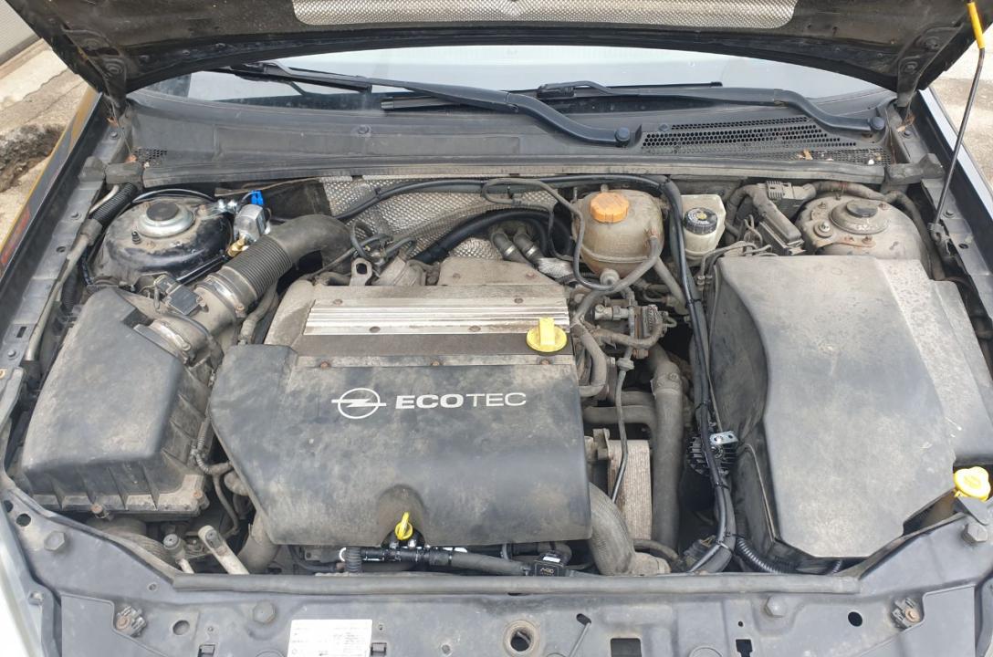 Общий вид подкапотного пространства Opel Vectra после установки ГБО.
