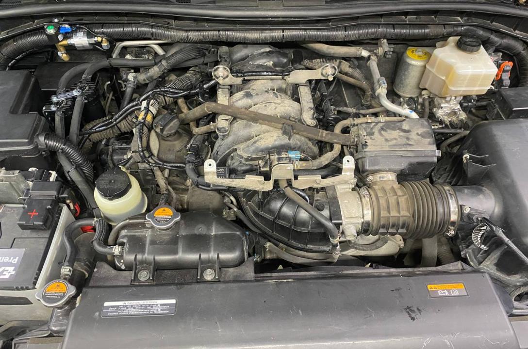 Общий вид подкапотного пространства QX 56 5.6 с прямым впрыском топлива после установки ГБО