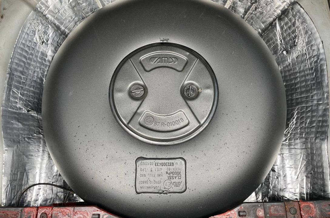 Газовий балон тут тороїдальної форми на 40л, встановлений в ніші запасного колеса. У балоні встановлено мультиклапан євростандарту. Під балоном знаходиться шар якісної шумоізоляції.