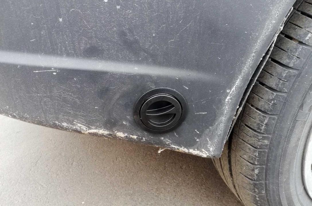 Газовое запаравочное устройство выведено в нижнюю часть бампера