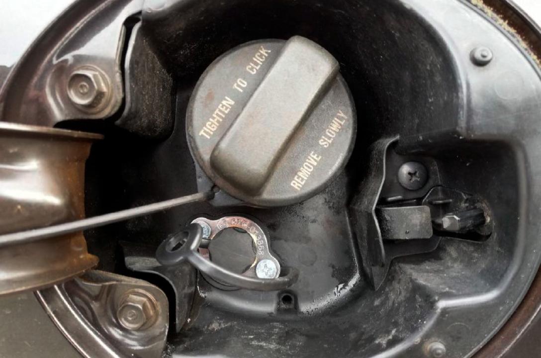 Газовий заправний пристрій виведено в люк бензобаку