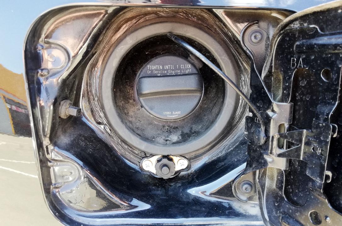 Газовий заправний пристрій виведено в люк бензобаку