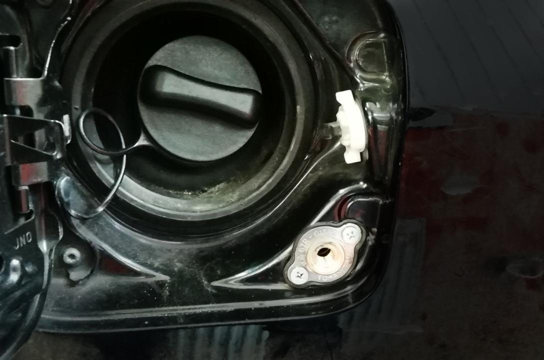 Газовое заправочное устройство выведено в люк бензобака