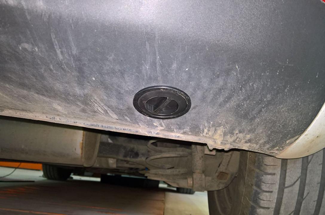 Газовий заправний пристрій в нижній частині бампера