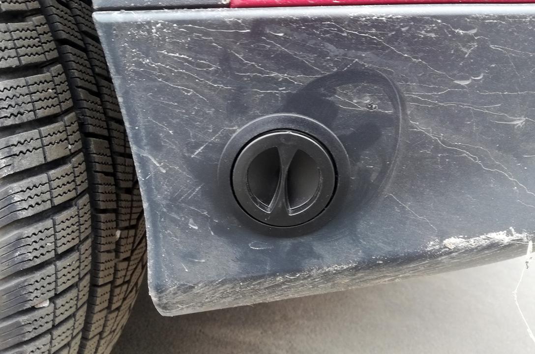 Газовое заправочное устройство выведено в нижнюю часть бампера