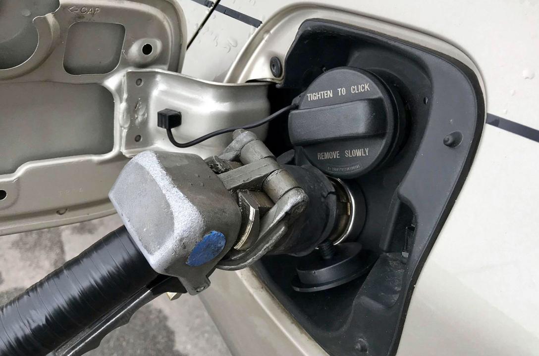 Газовий заправний пристрій виведено в люк бензобаку
