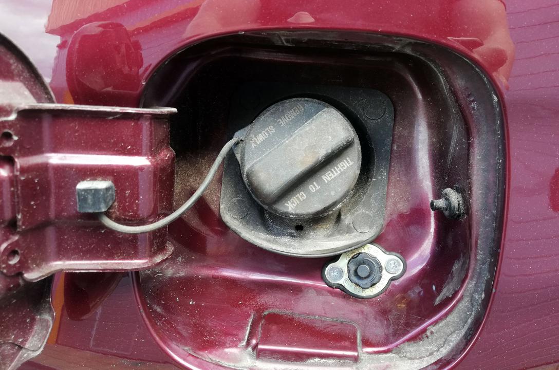 Газовий заправний пристрій виведено в люк бензобаку