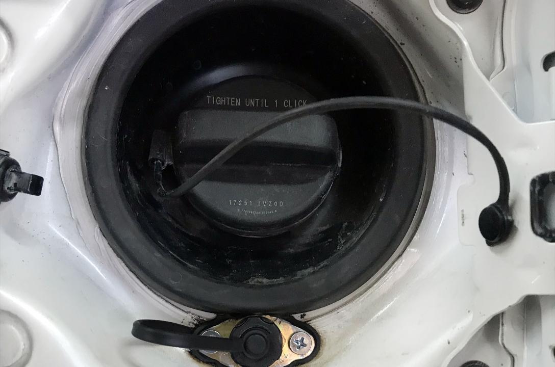 Газовое заправочное устройство выведено в люк бензобака