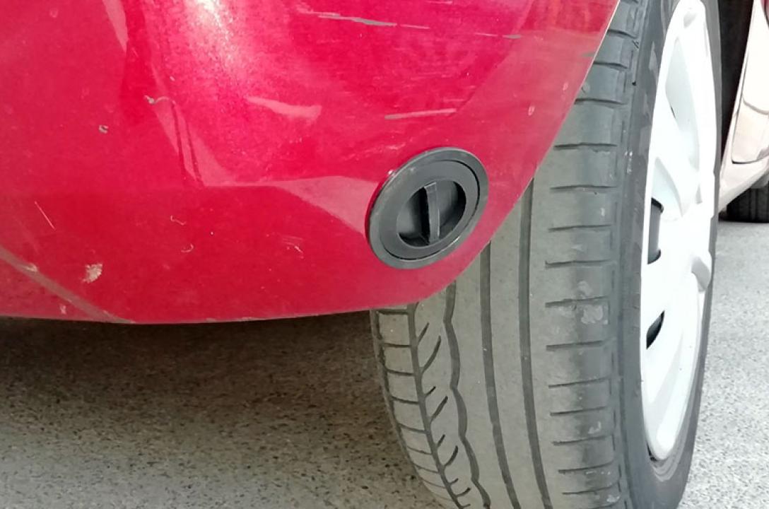 Газовий заправний пристрій в нижній частині бампера