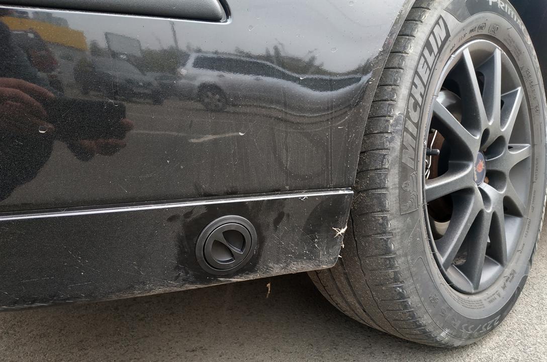 Газовий заправний пристрій виведено в нижню частину бамперу