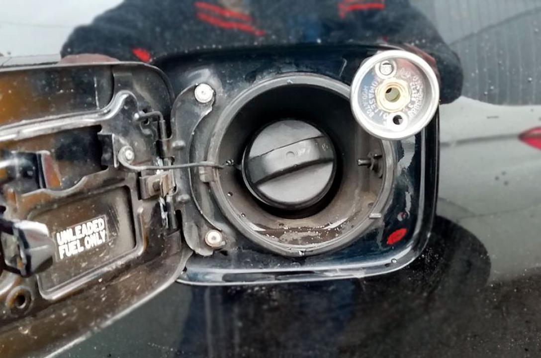 Газовий заправний пристрій виведено в люк бензобаку