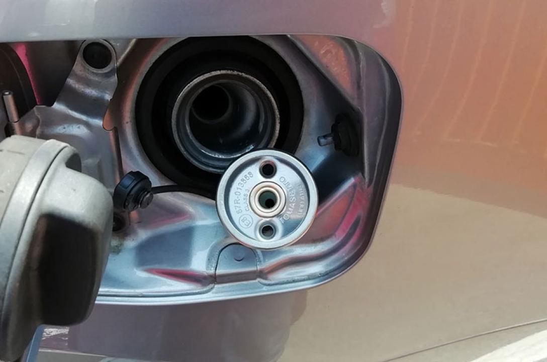 Газовий заправний пристрій виведено в люк бензобаку