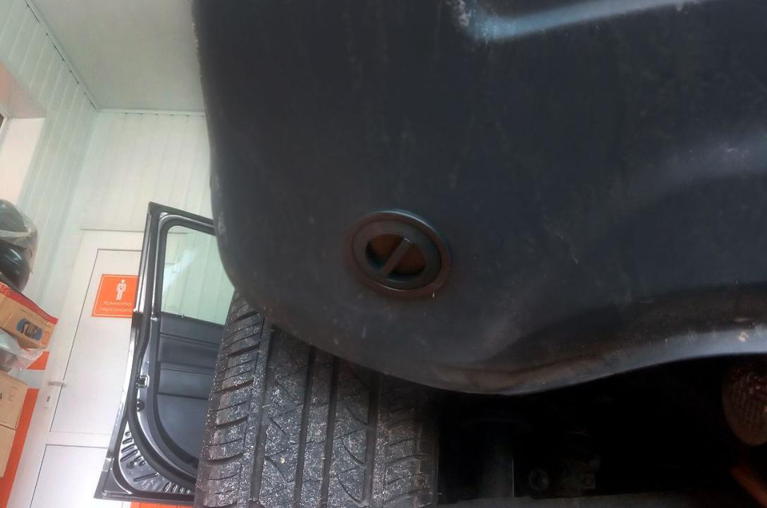 Газовий заправний пристрій в нижній частині бампера