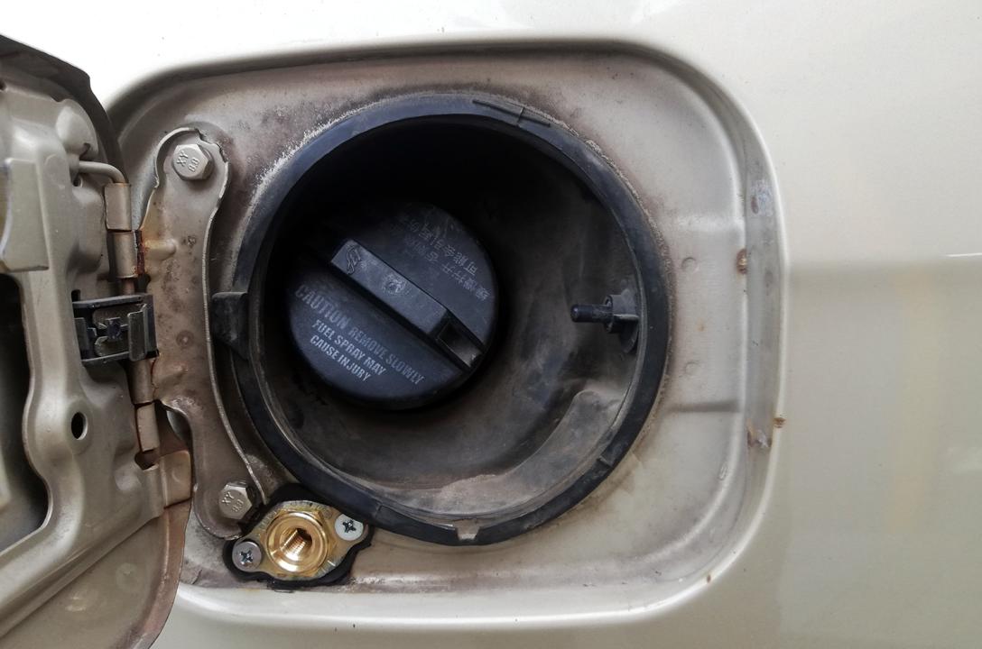 Газовий заправний пристрій виведено в люк бензобаку