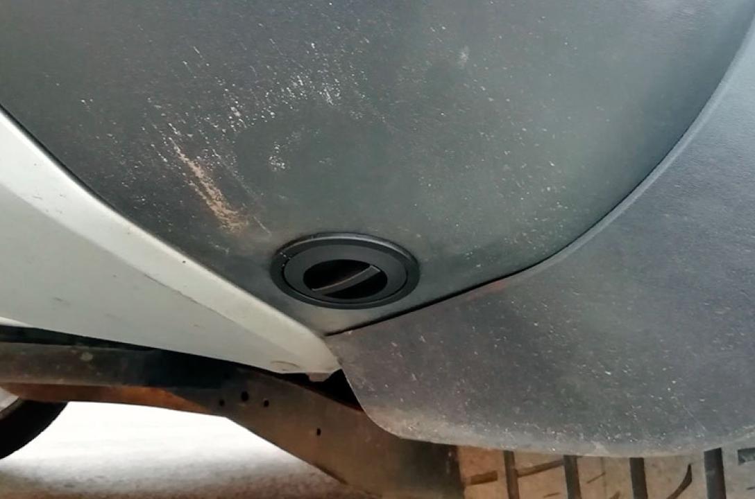 Газовий заправний пристрій в нижній частині бампера