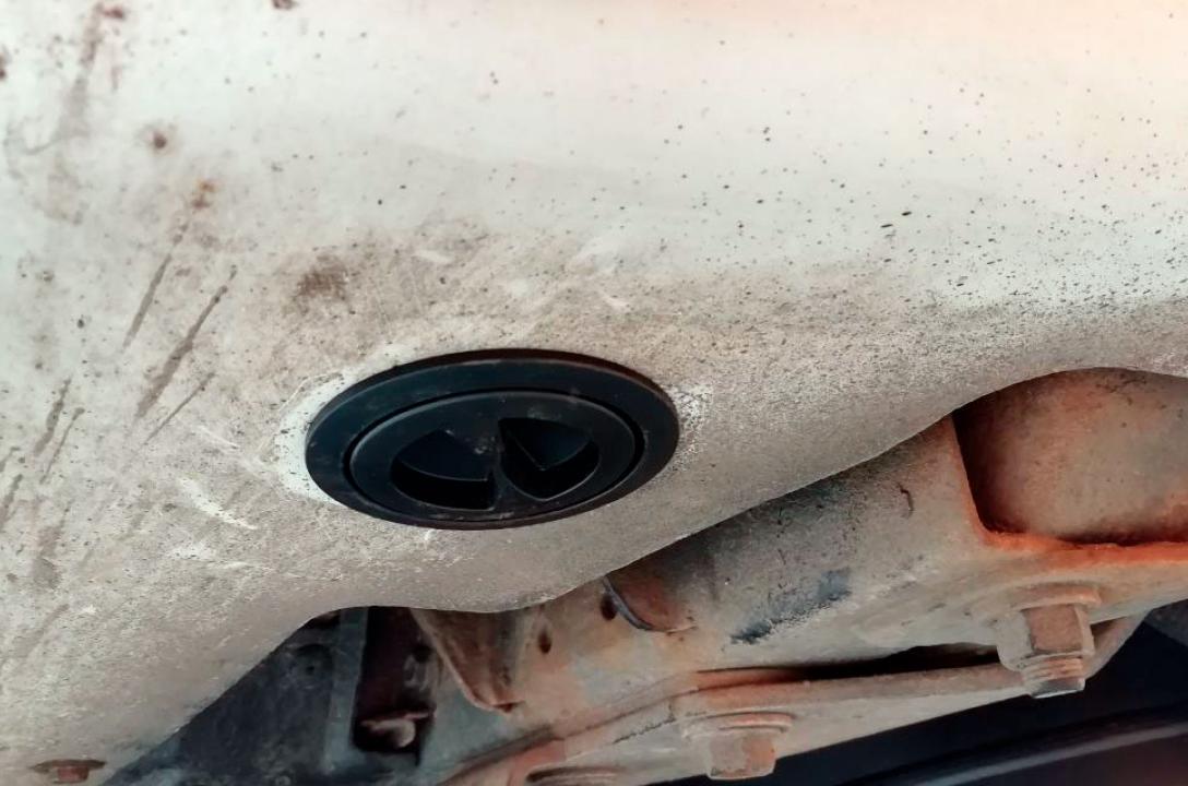 Газовий заправний пристрій в нижній частині бампера