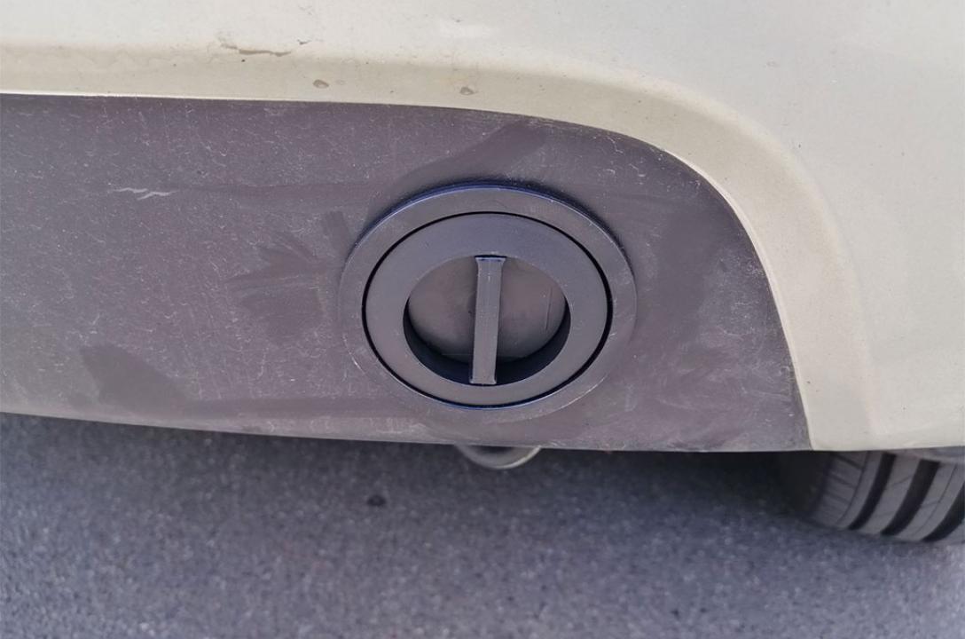 Газовий заправний пристрій в нижній частині бампера