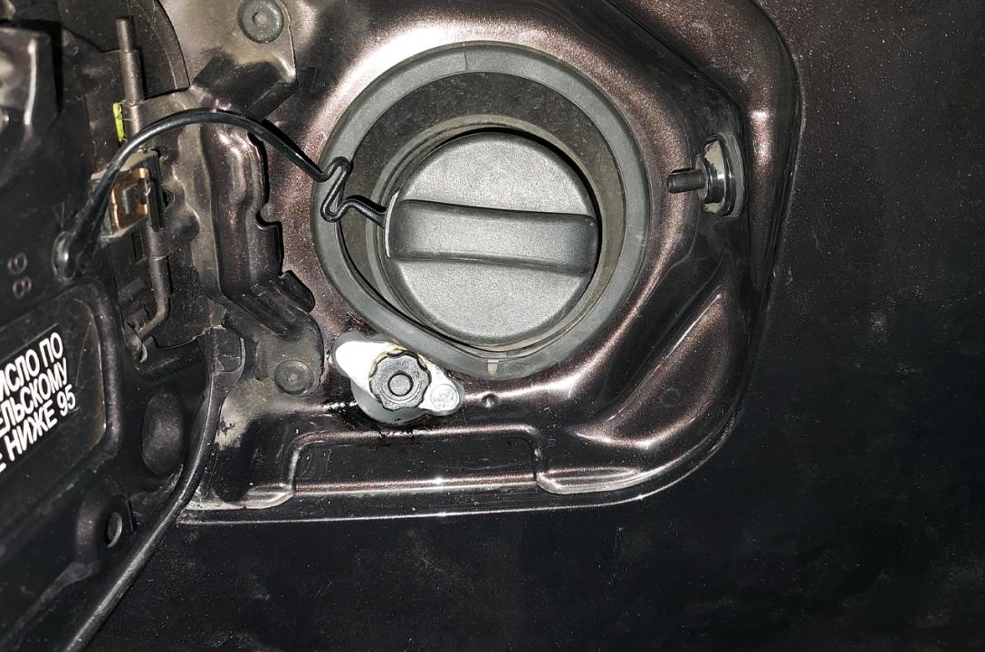 Газовое заправочное устройство выведено в люк бензобака