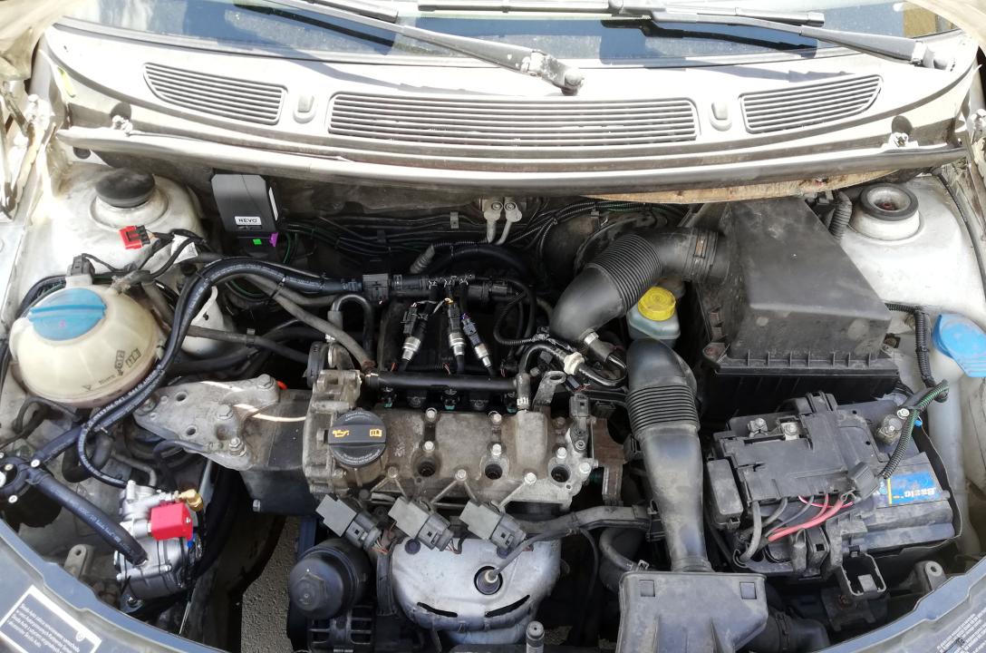 Общий вид подкапотного пространства после установки ГБО