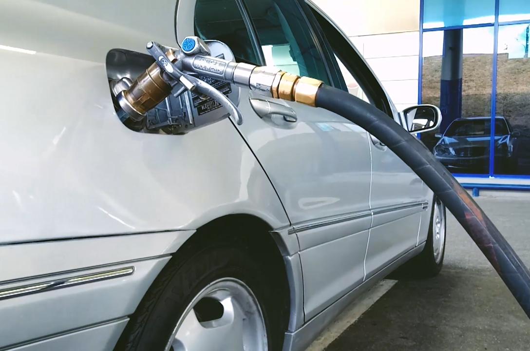 Заправочное устройство в люке бензобака