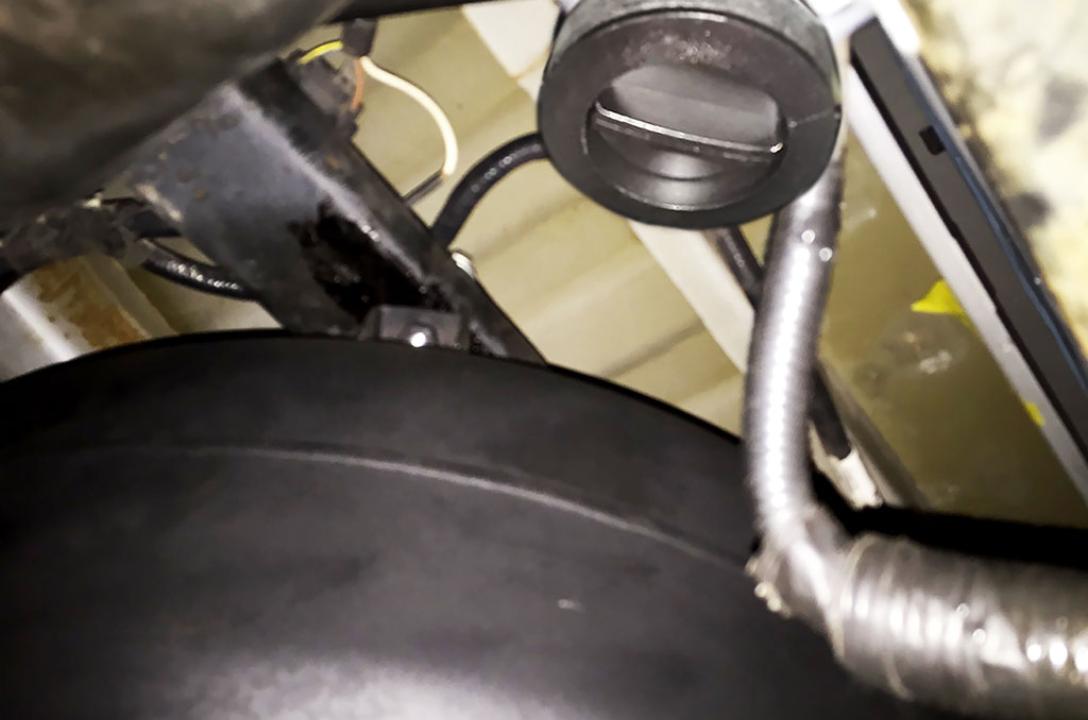 Газовий заправний пристрій під бампером на кронштейні