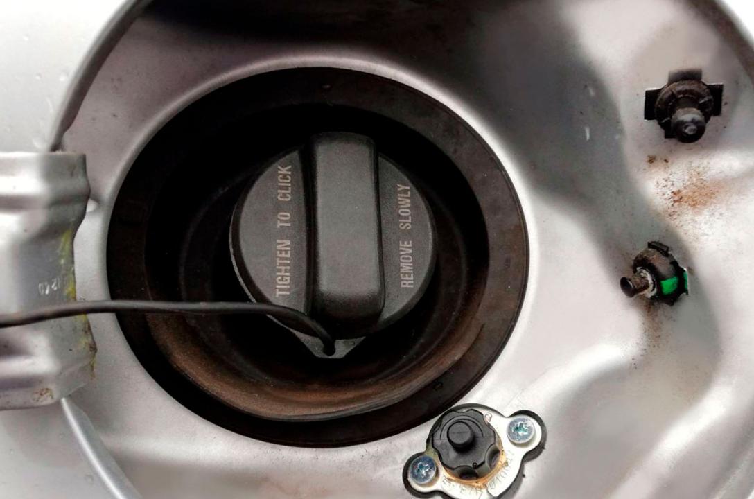 Газовий заправний пристрій виведено в люк бензобаку