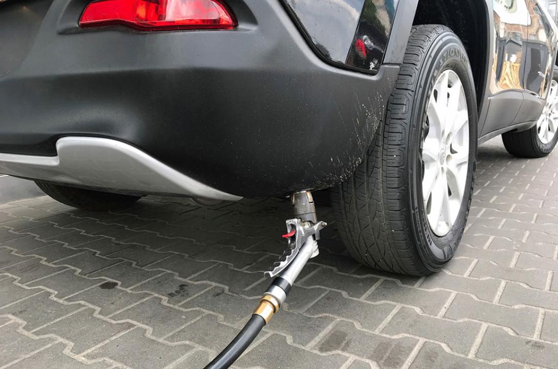 Газовий заправний пристрій в нижній частині бампера