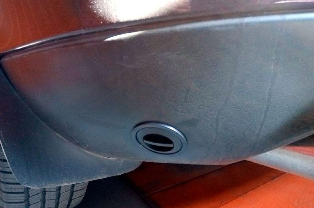 Газовий заправний пристрій в нижній частині бампера