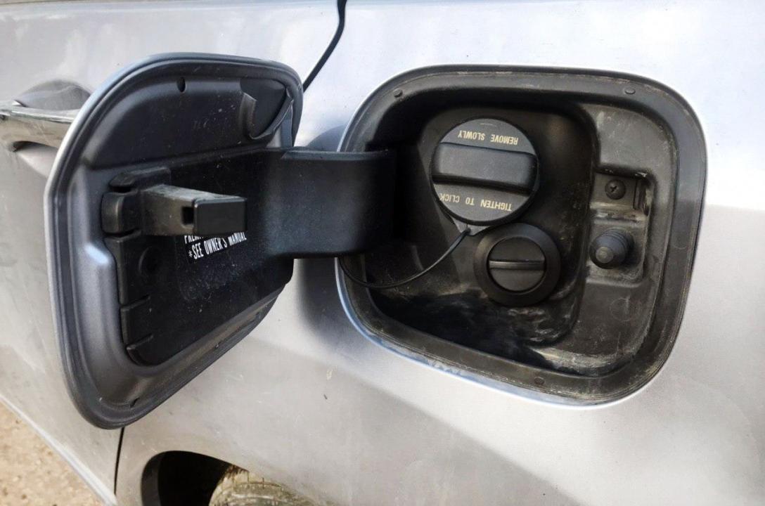 Газовое заправочное устройство выведено в люк бензобака