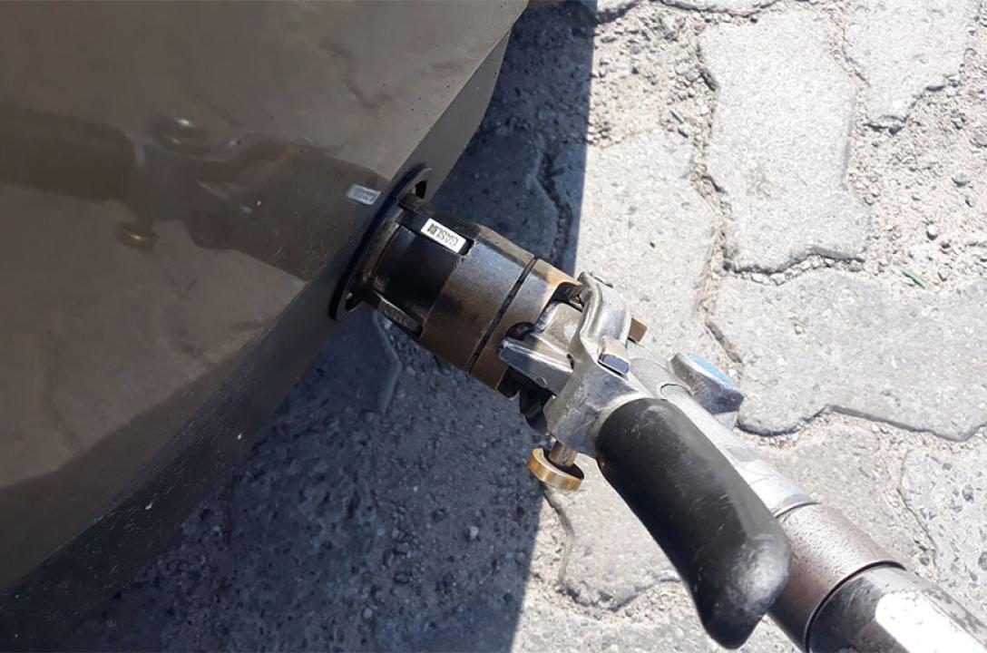 Газовое заправочное устройство в нижней части бампера
