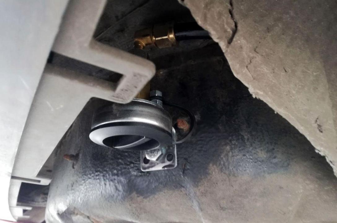 Газовий заправний пристрій в нижній частині бамперу