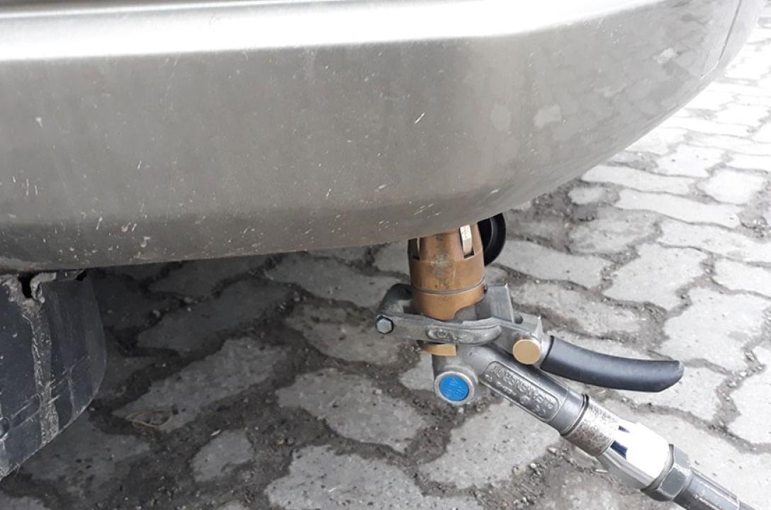 Газовое заправочное устройство под бампером на кронштейне