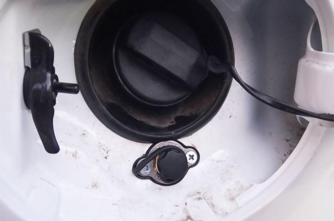 Газовий заправний пристрій виведено в люк бензобаку