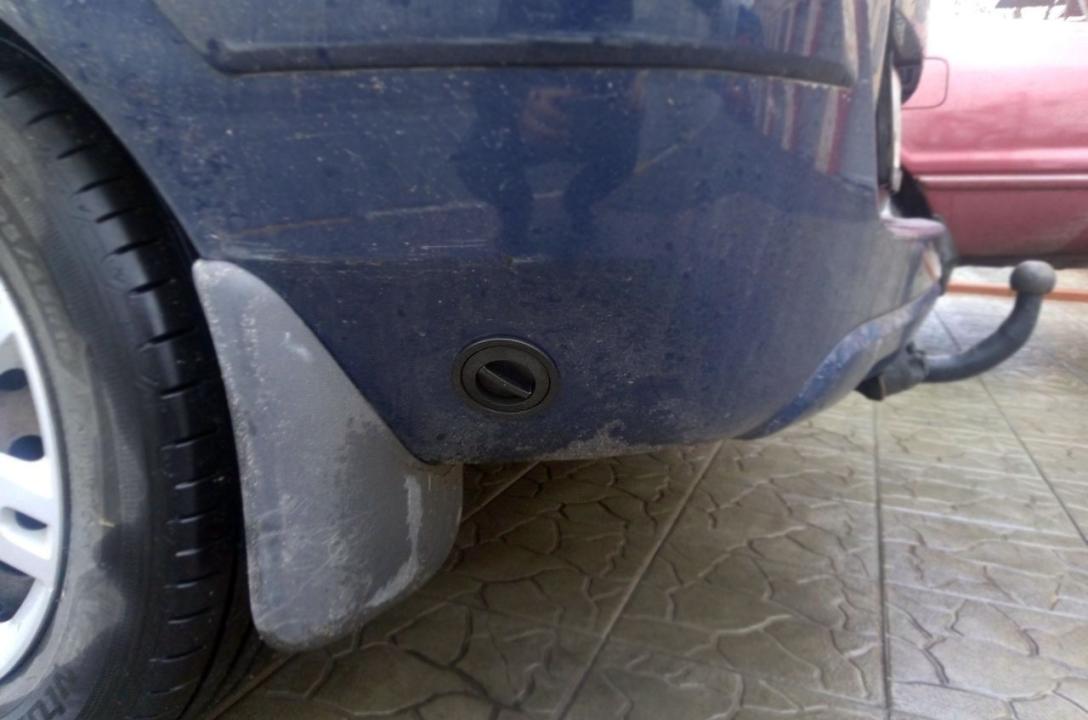 Газовий заправний пристрій в нижній частині бампера