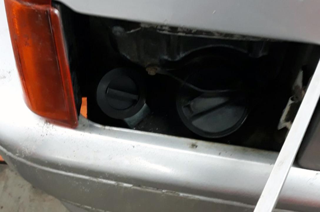 Газовое заправочное устройство в нише для запасного колеса