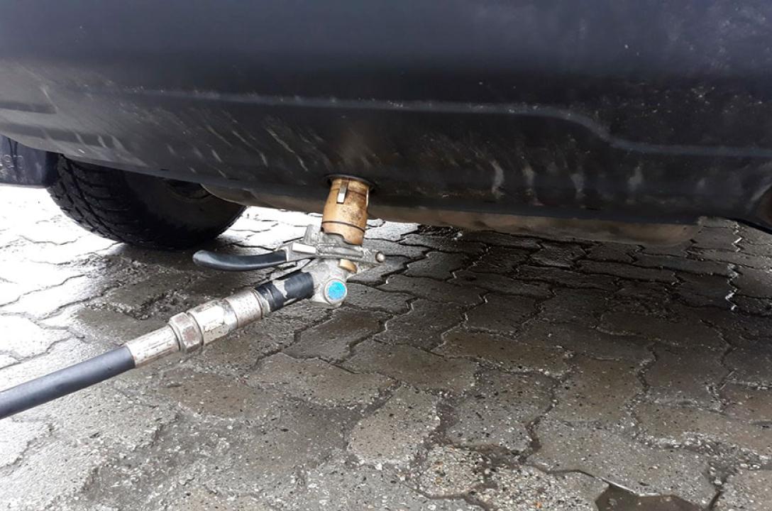 Газовий заправний пристрій в нижній частині бампера