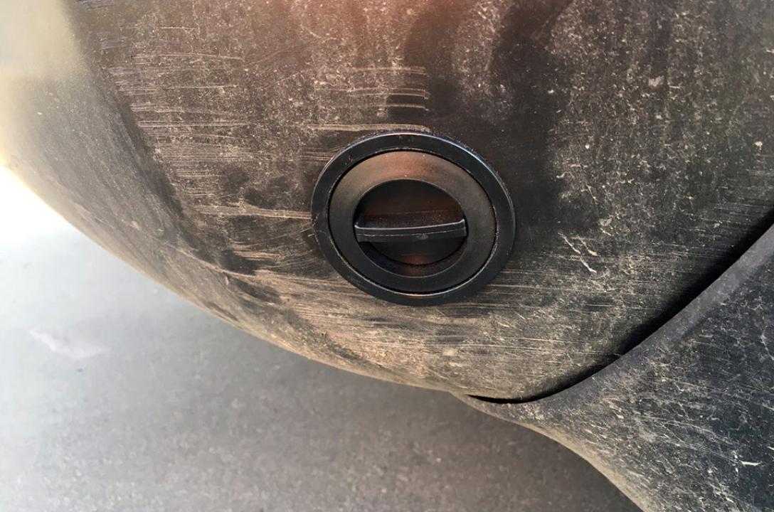 Газовий заправний пристрій в нижній частині бампера