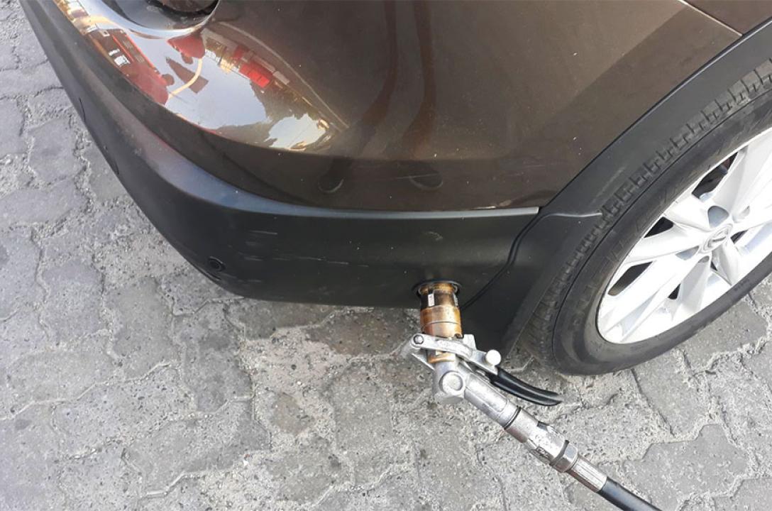 Газовий заправний пристрій в нижній частині бампера
