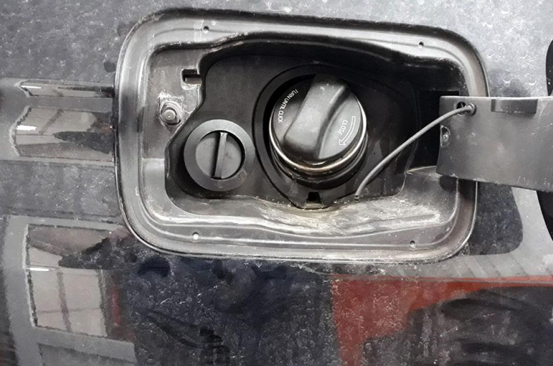 Газовий заправний пристрій виведено в люк бензобаку