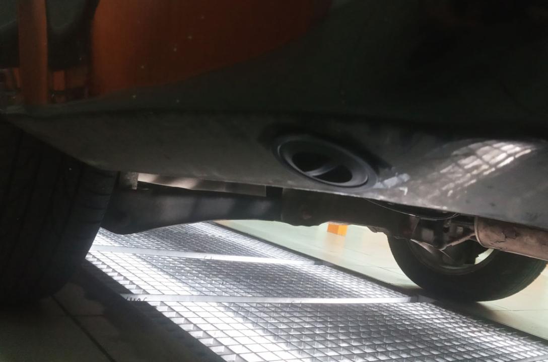Газовий заправний пристрій в нижній частині бампера