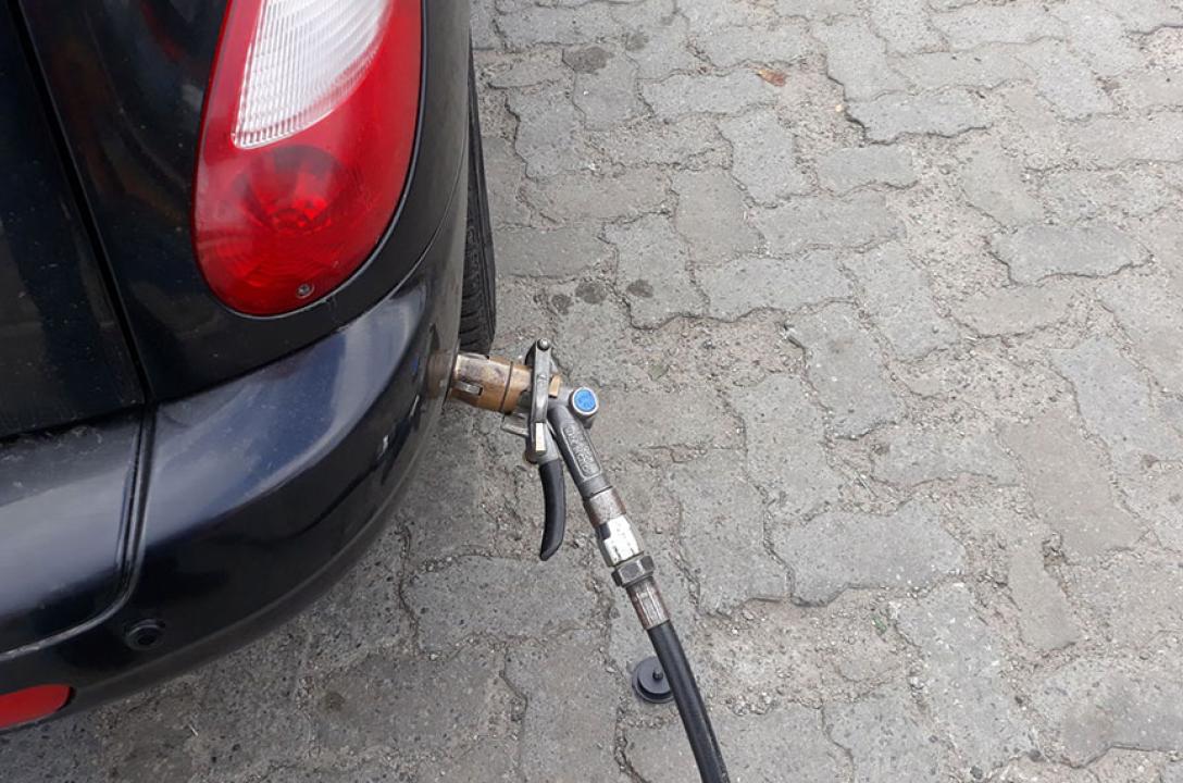 Газовий заправний пристрій в нижній частині бампера