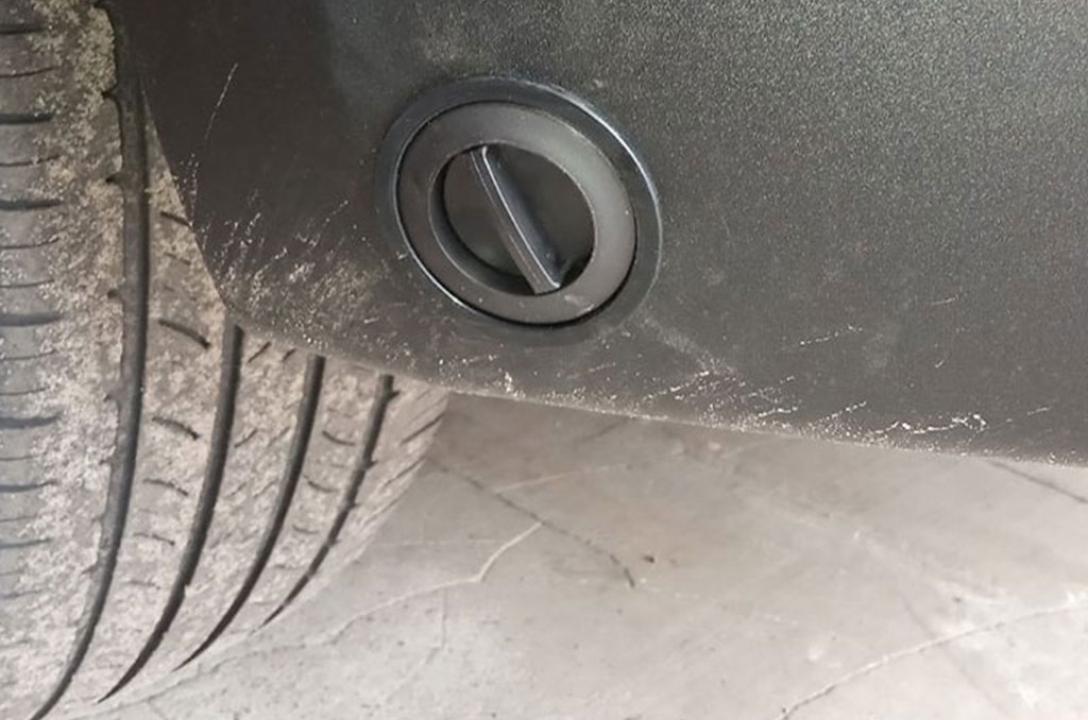 Газовий заправний пристрій в нижній частині бампера