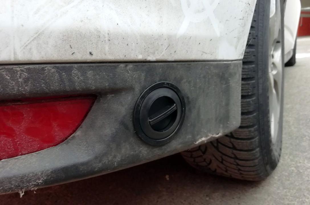 Газовий заправний пристрій в нижній частині бампера