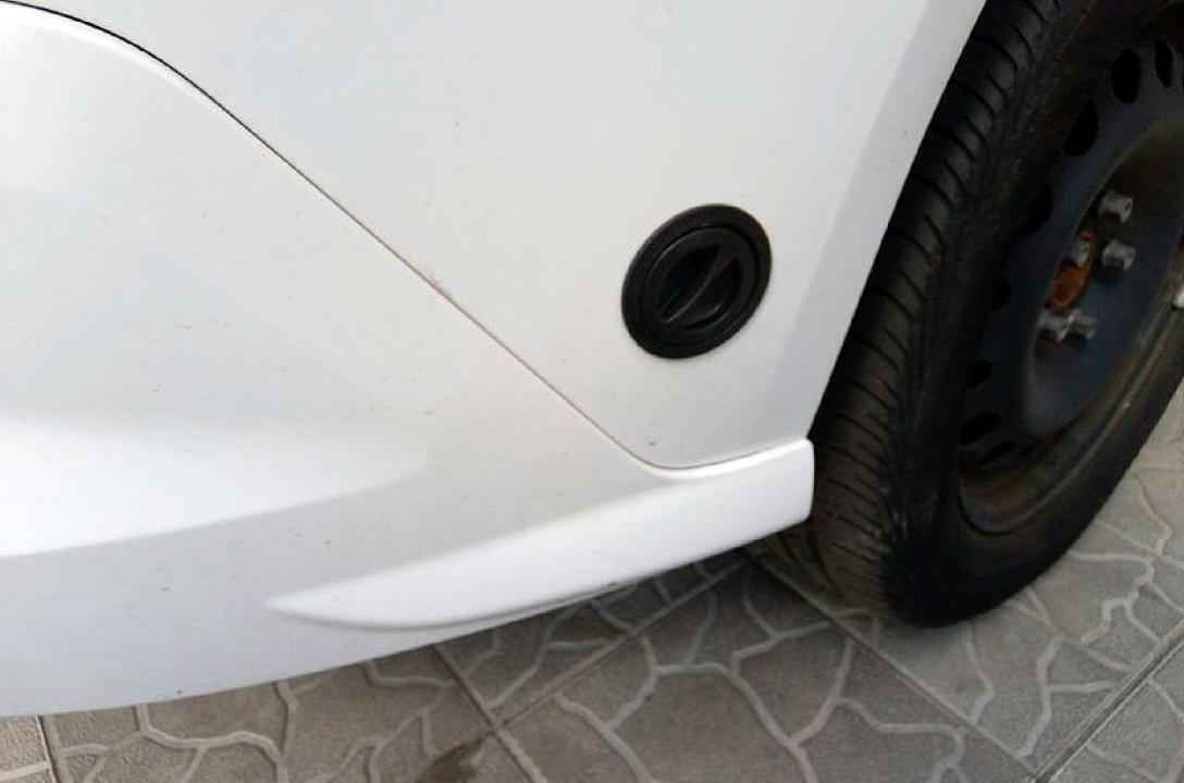 Газовий заправний пристрій в нижній частині бампера